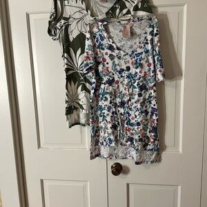 2 Philosophy Cotton V-Neck Tops - floral and green leaves NWOT